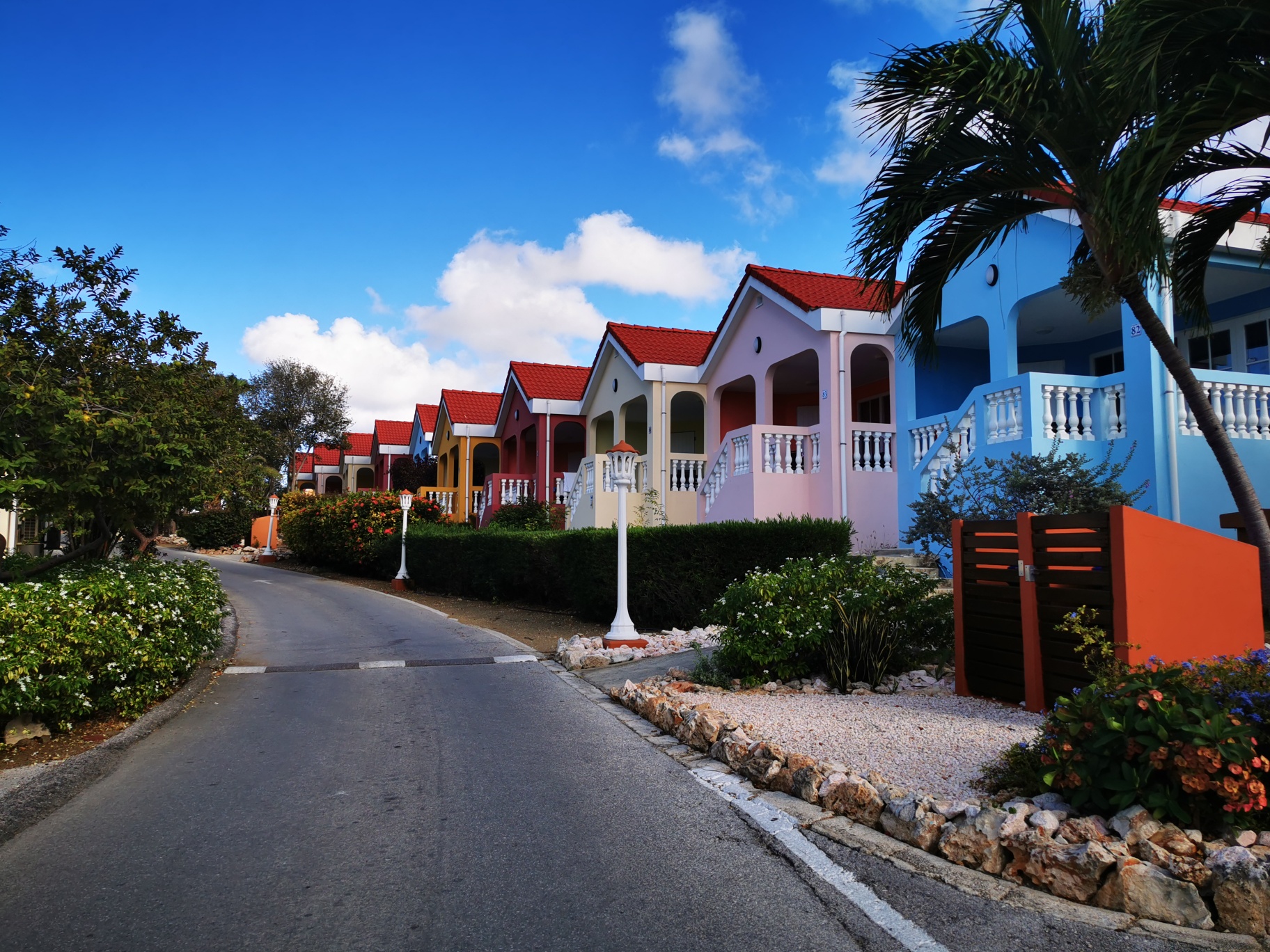 Geweldig gekleurde huisjes vind je terug op het resort van Livingstone.