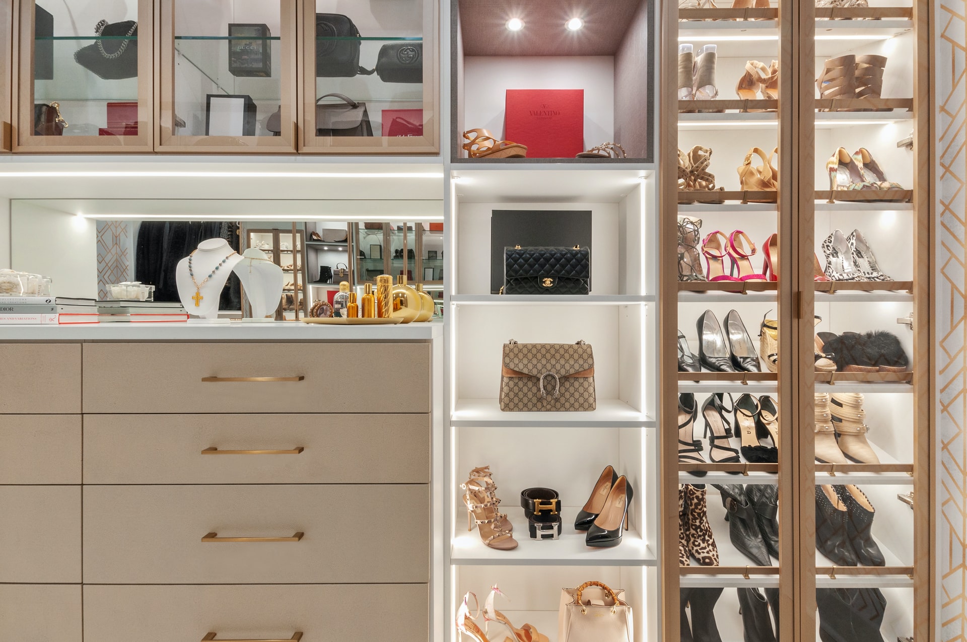 kast op maat of walk in closet wonen interieur inrichting tips